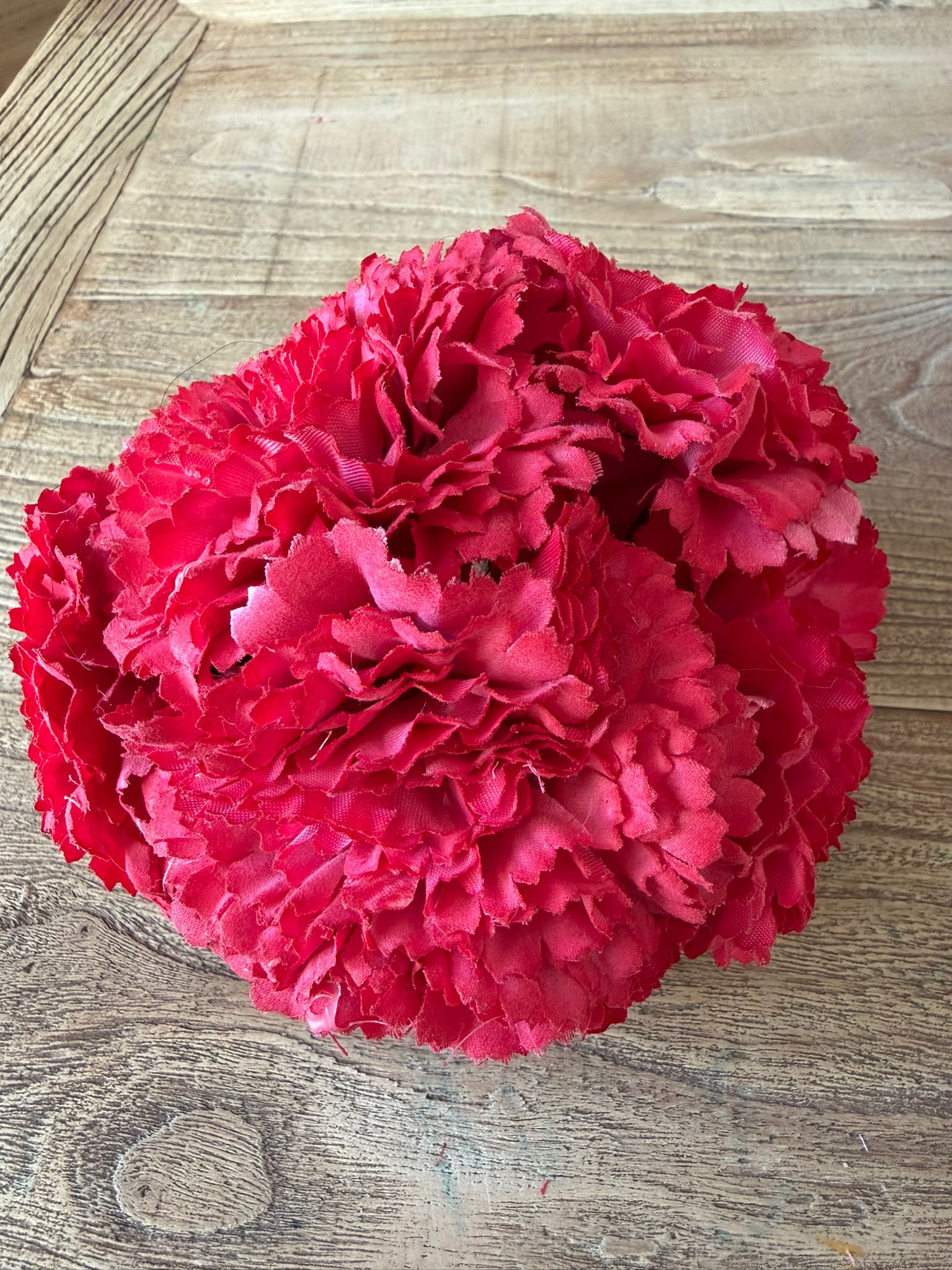 Flor flamenca clavel guinda