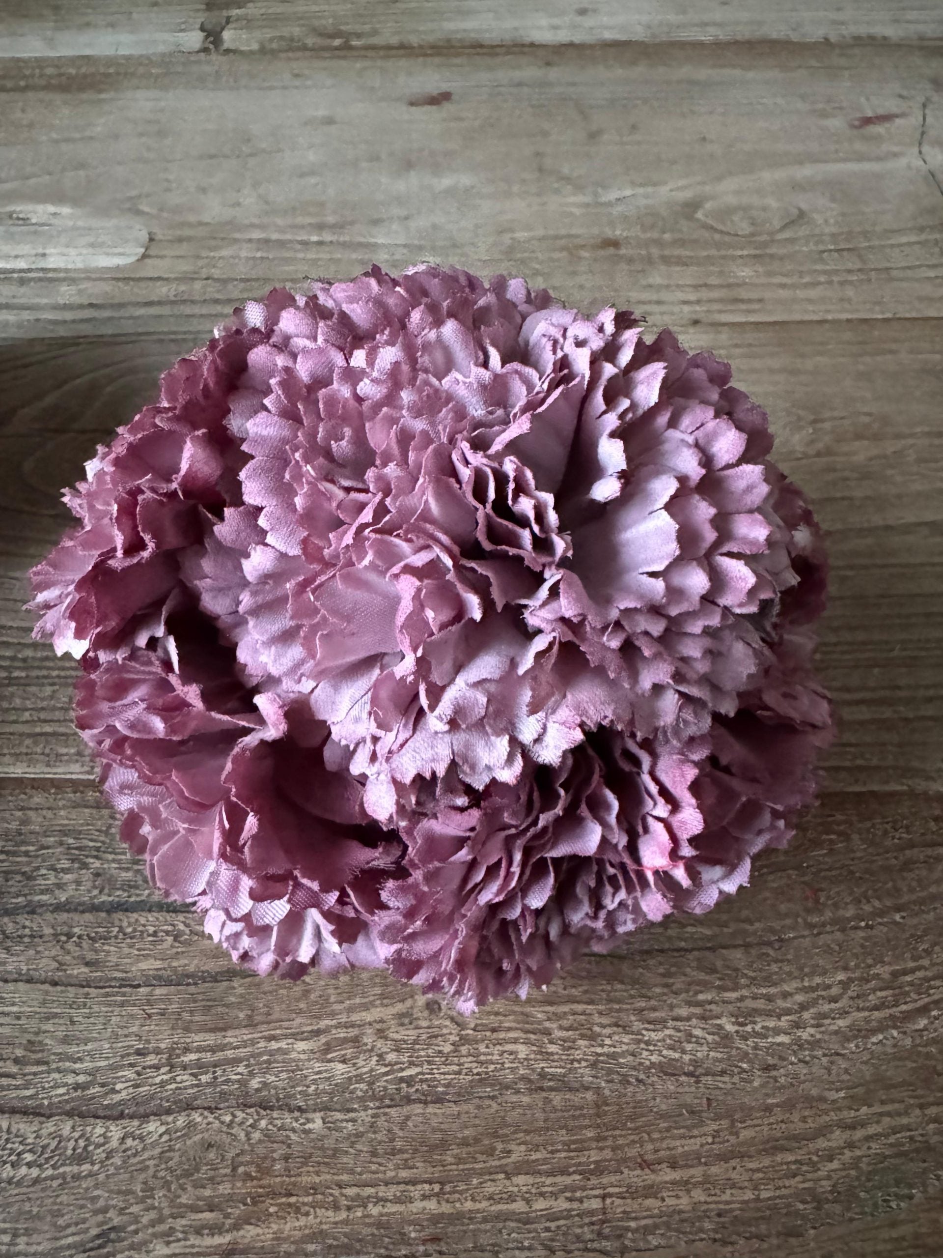 Flor flamenca clavel rosa maquillaje