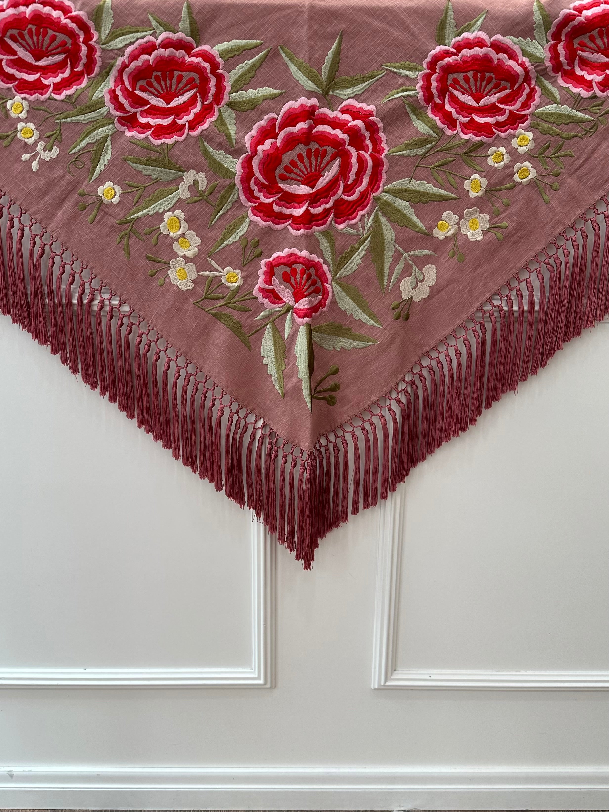 Mantón señora Marina Lino rosa maquillaje