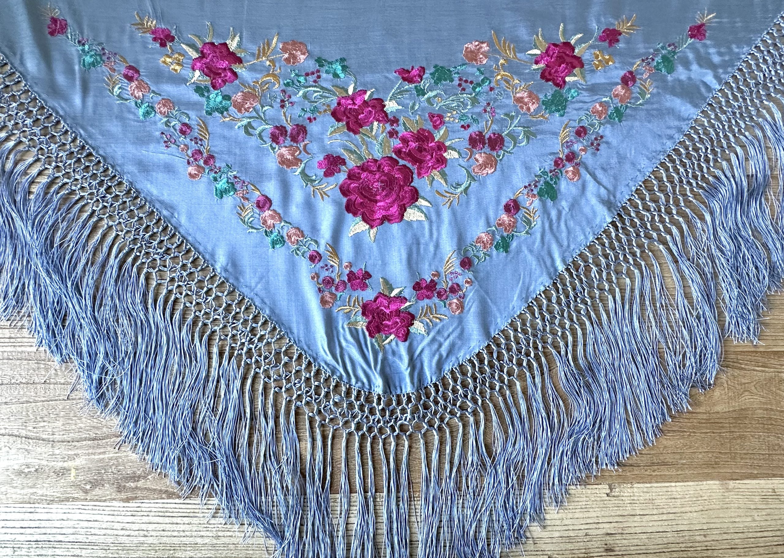 Mantón niña bordado seda ducado Martina