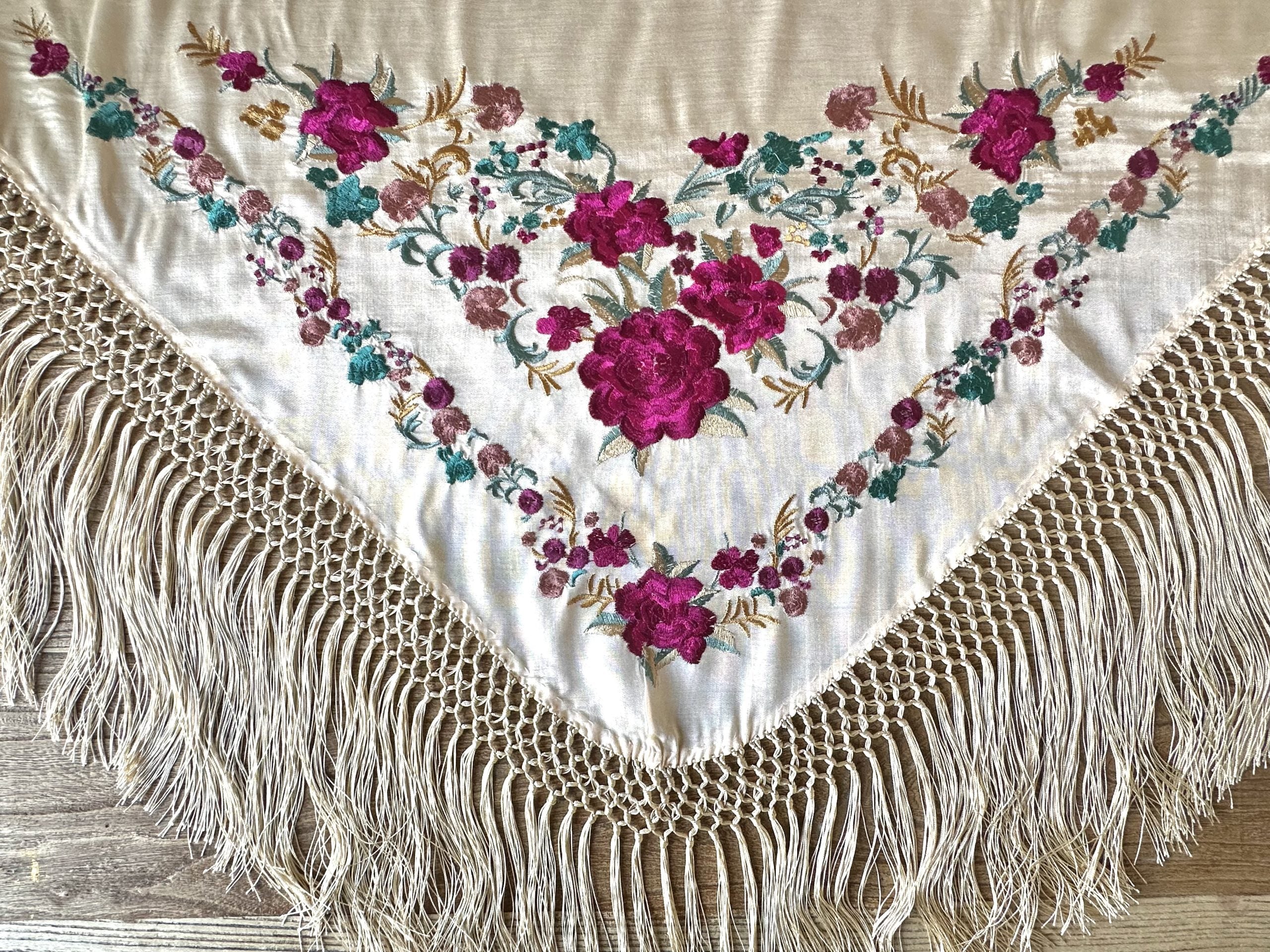 Mantón niña bordado seda marfil Martina