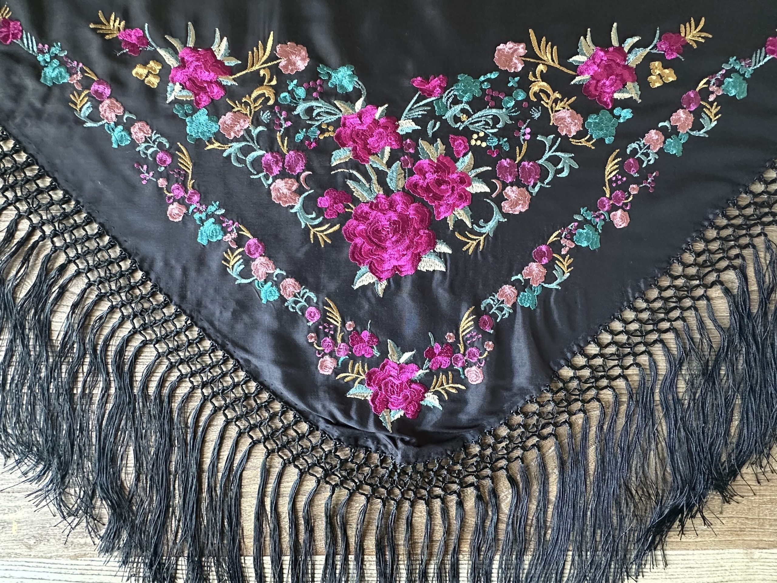 Mantón niña bordado seda negro Martina