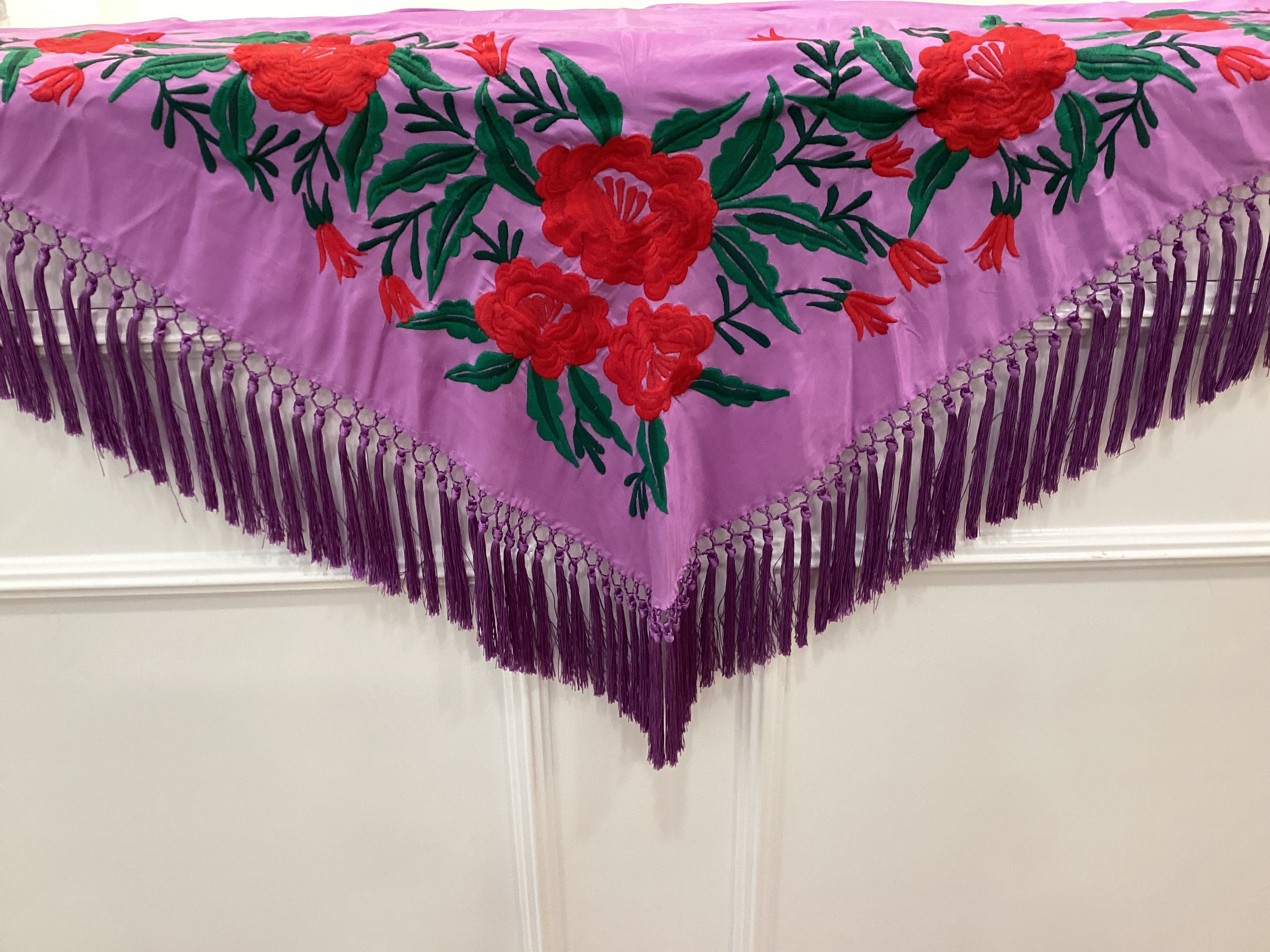 Mantón señora malva bordado rojo
