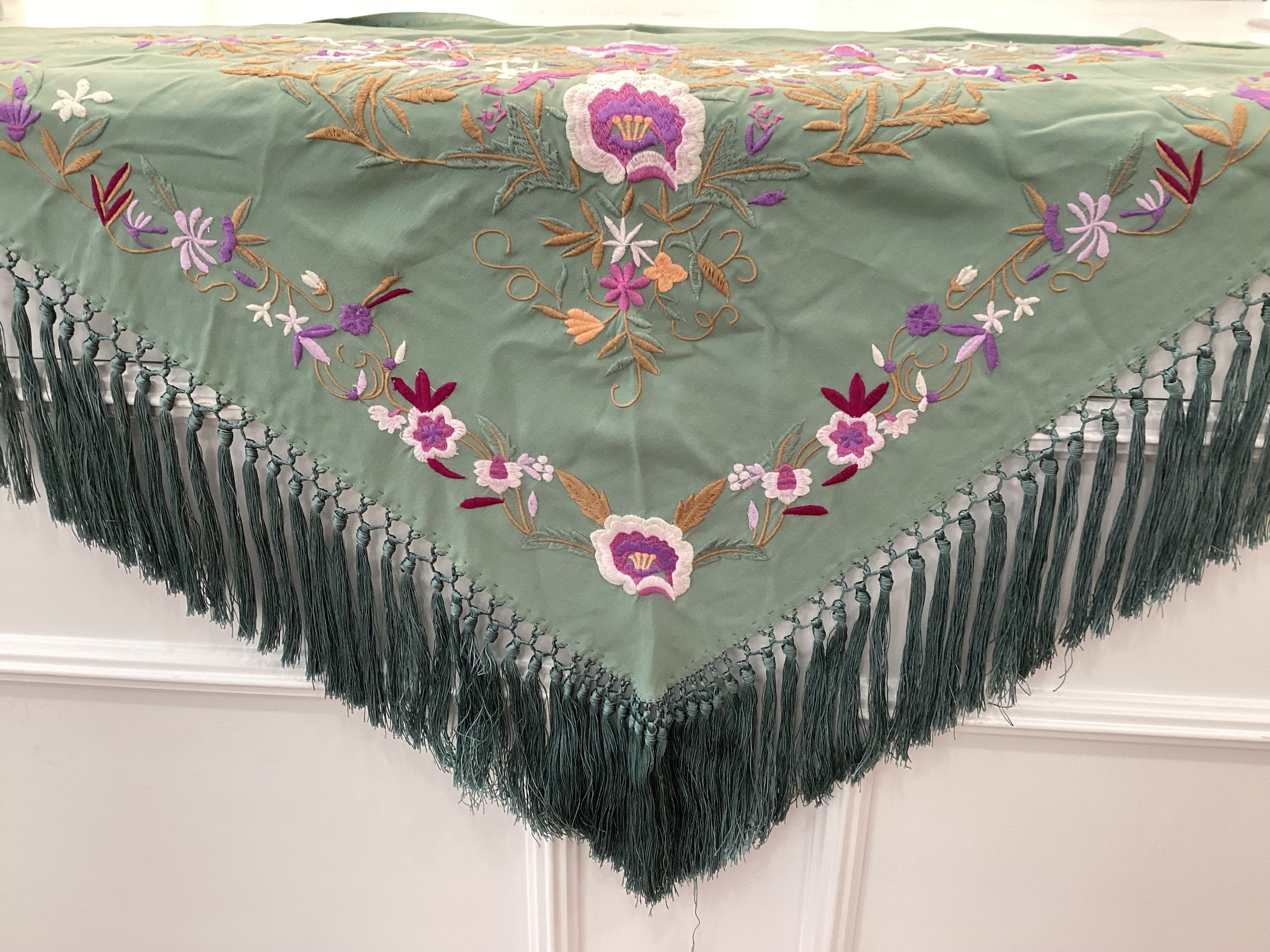 Mantón señora verde viejo bordado malva
