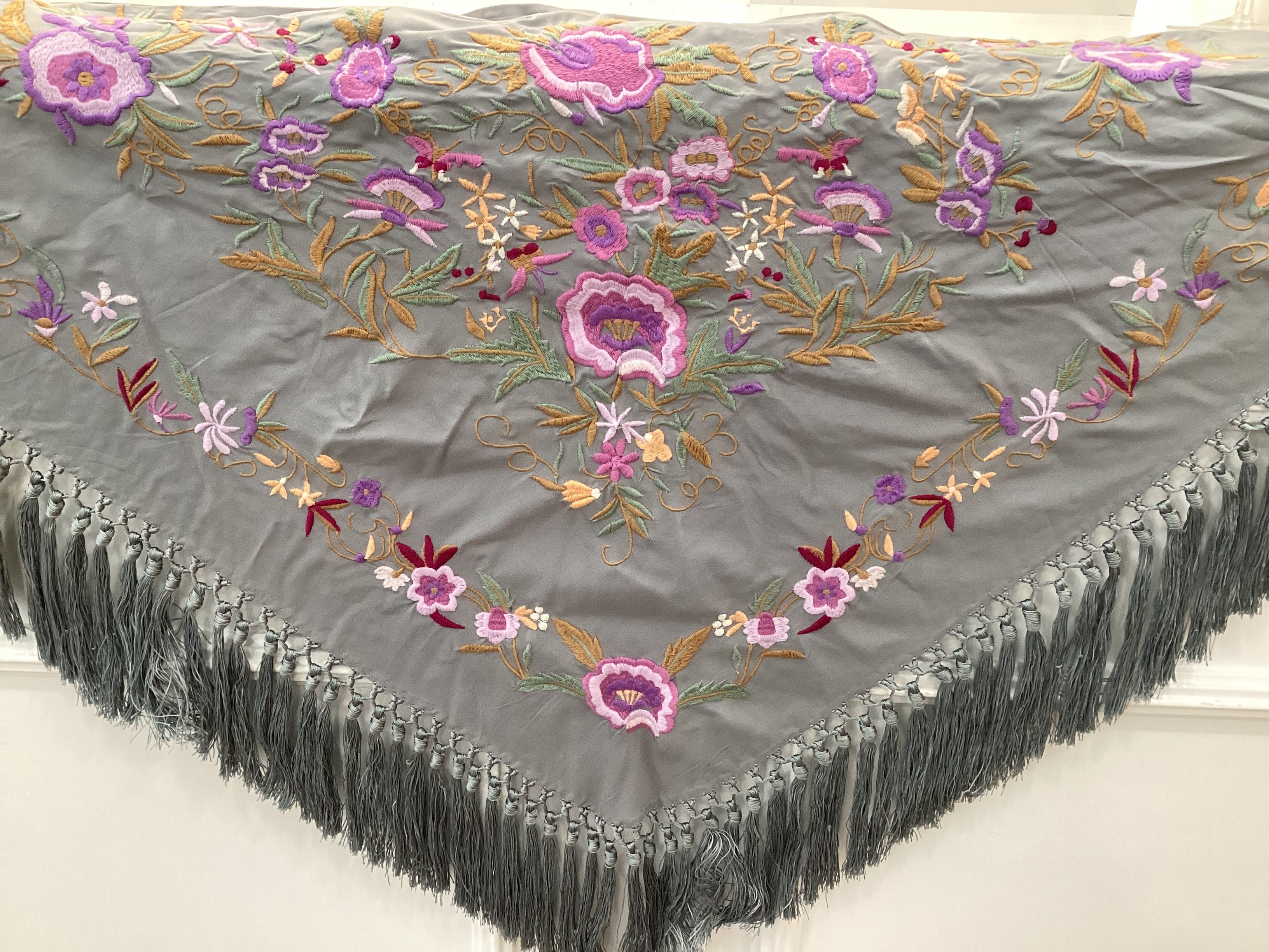Manton señora gris bordado malva