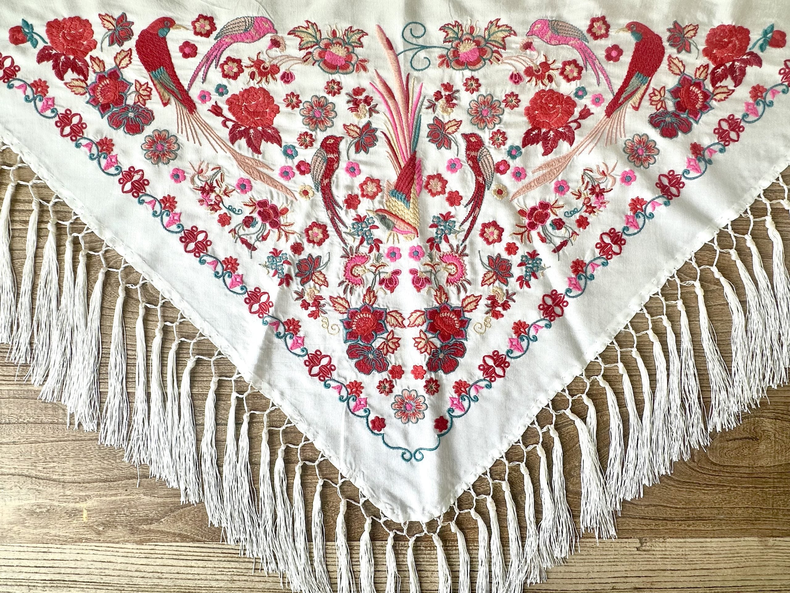 Mantón niña bordado algodón blanco