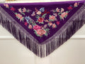Mantón señora Anastasia bordado algodón morado