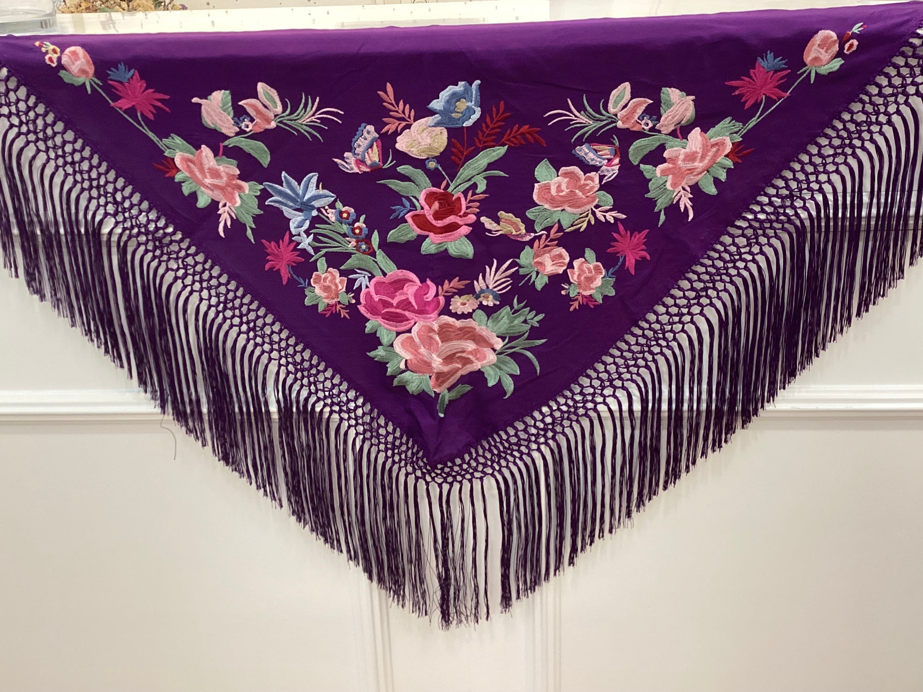 Mantón señora Anastasia bordado algodón morado