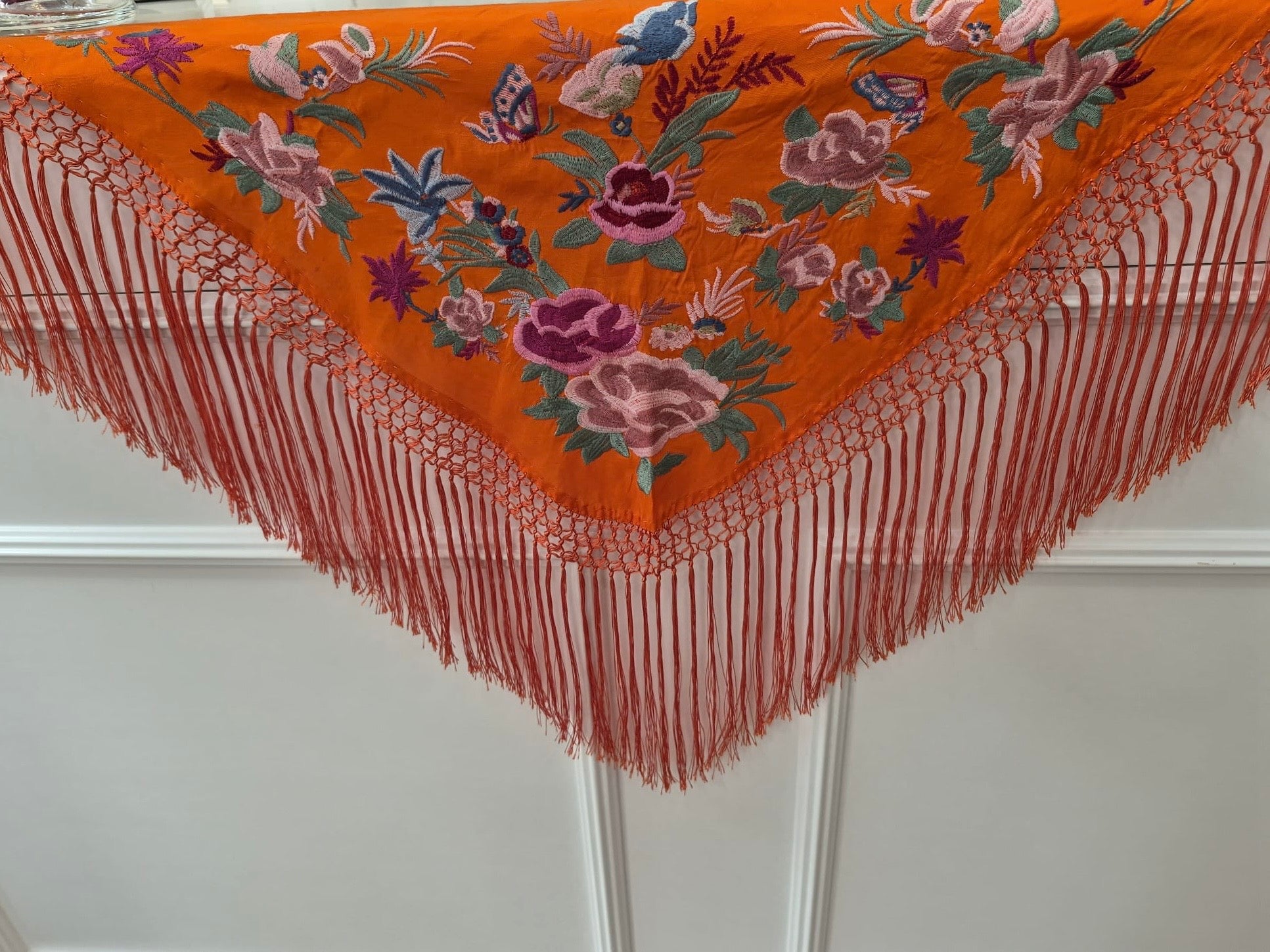 Mantón niña bordado seda naranja