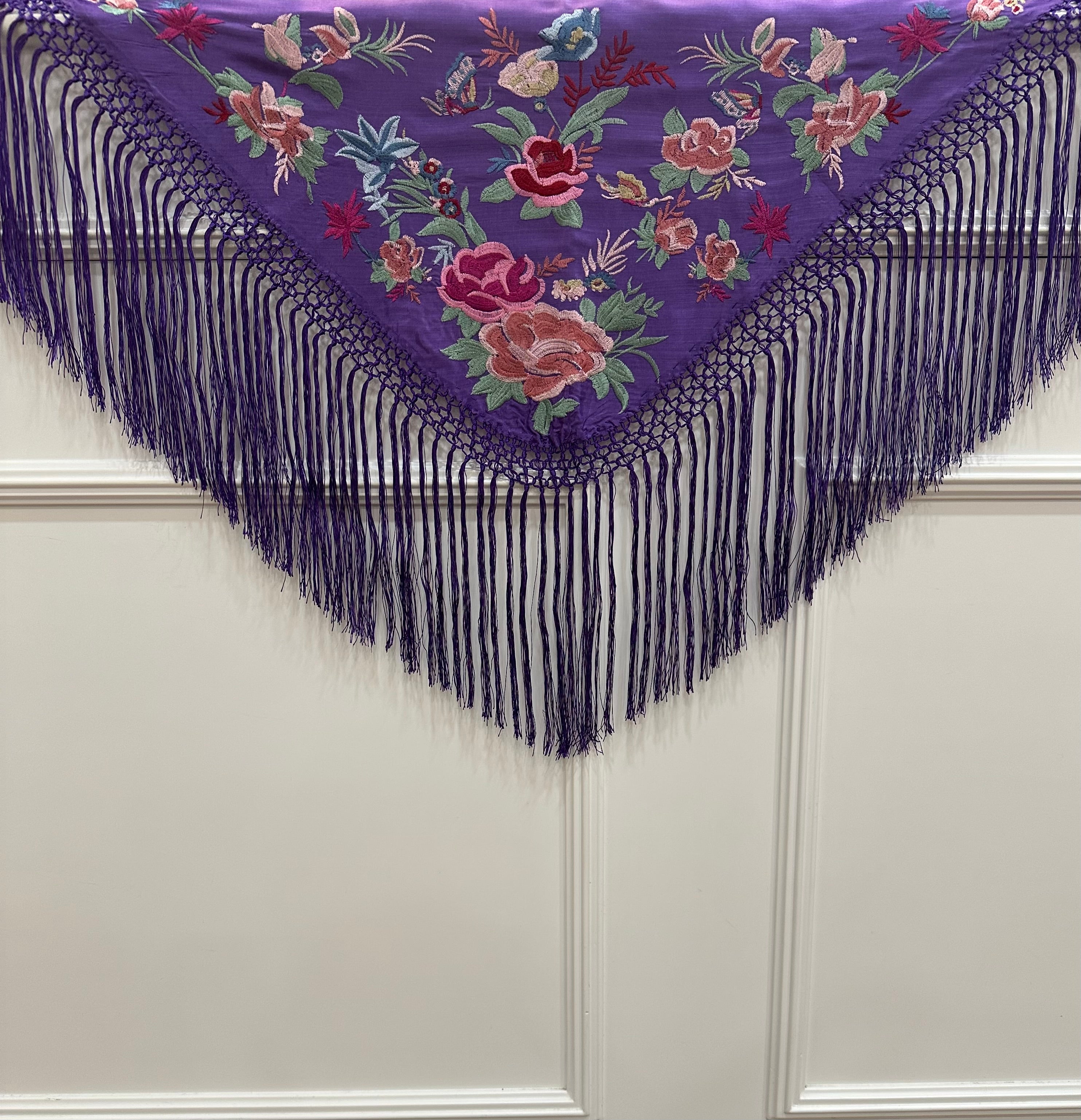 Mantón niña bordado seda malva