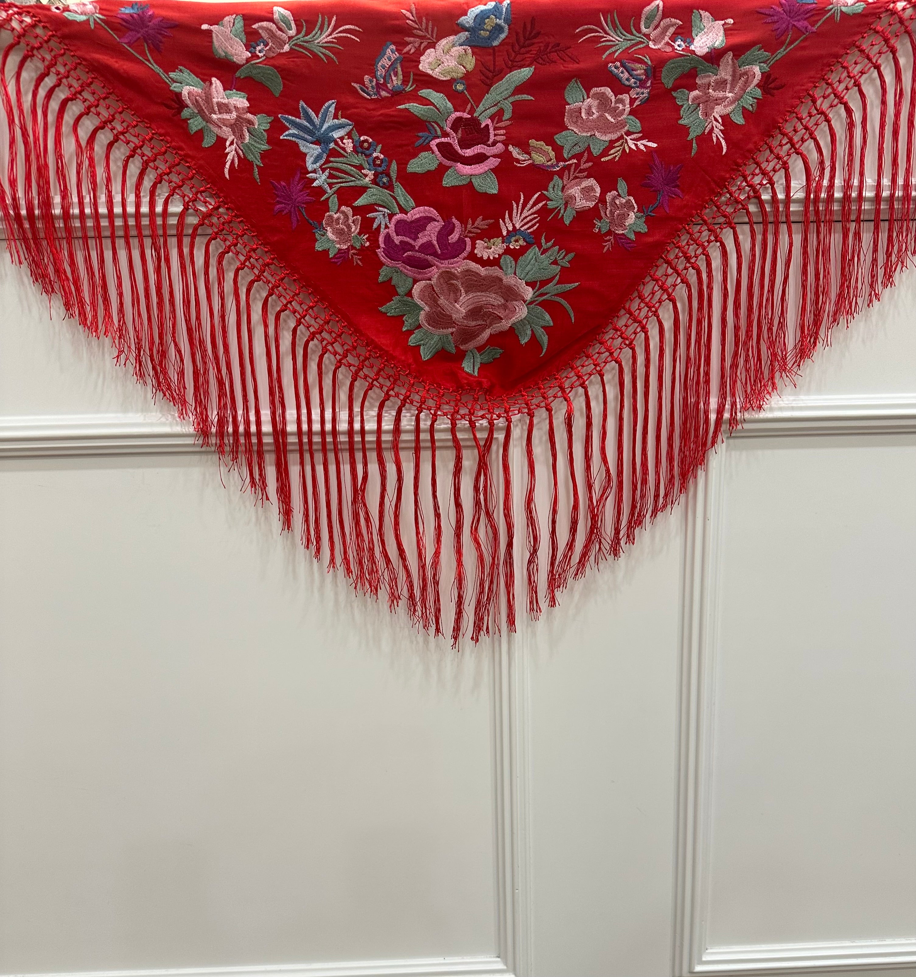 Mantón niña bordado seda rojo