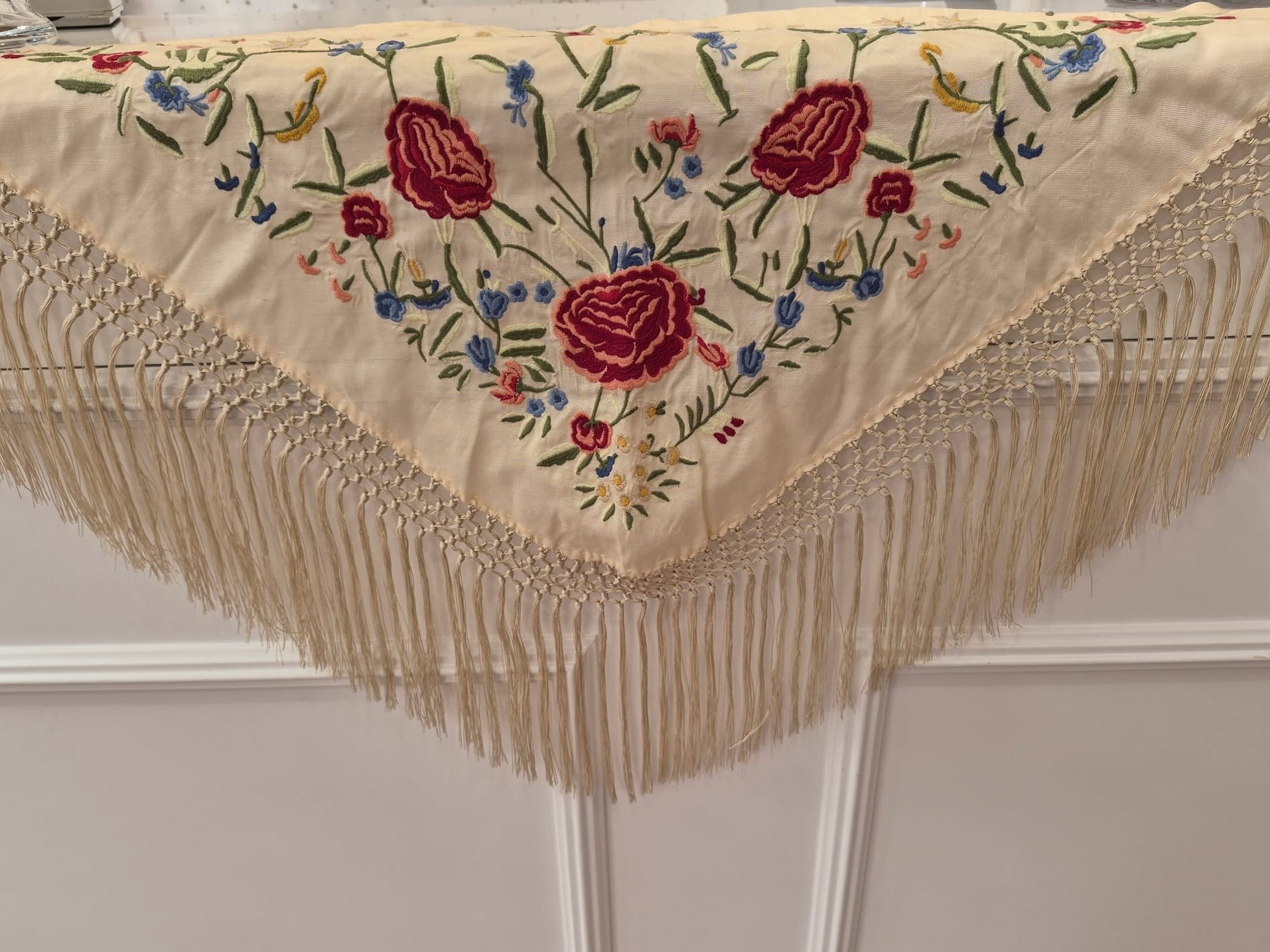 Mantón niña bordado algodón marfil clavel