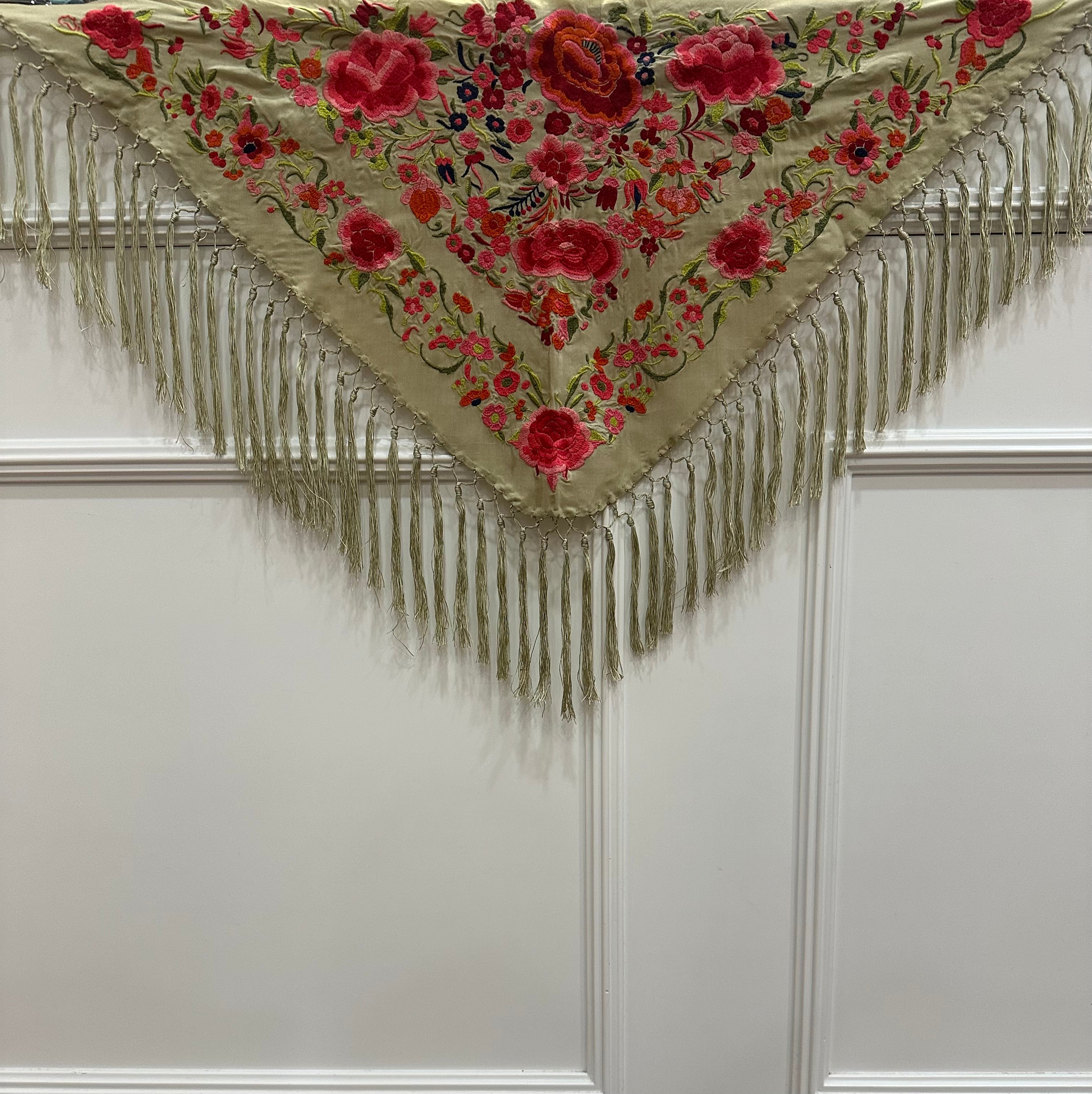 Mantón Rosas verde empolvado